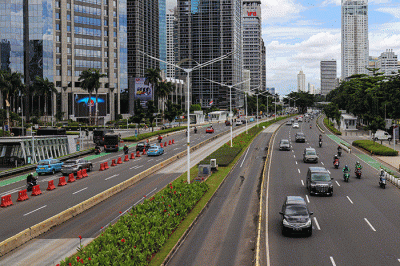 Kendaraan melintasi ruas jalan Sudirman, Jakarta, Jumat (29/4/2022).