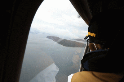 Kepala BNPB Letjen TNI Suharyanto saat melakukan tinjauan udara ke Gunung Anak Krakatau, Lampung, Kamis (28/4/2022).