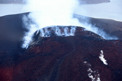 Kepala BNPB Letjen TNI Suharyanto saat melakukan tinjauan udara ke Gunung Anak Krakatau, Lampung, Kamis (28/4/2022).