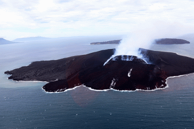 Kepala BNPB Letjen TNI Suharyanto saat melakukan tinjauan udara ke Gunung Anak Krakatau, Lampung, Kamis (28/4/2022).