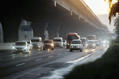 Sejumlah kendaraan melintasi ruas tol Jakarta-Cikampek di KM 19, Jumat (29/4/2022).