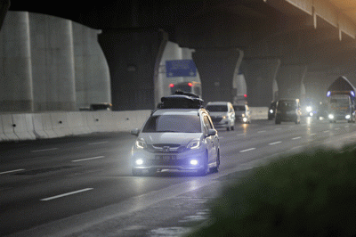 Sejumlah kendaraan melintasi ruas tol Jakarta-Cikampek di KM 19, Jumat (29/4/2022).