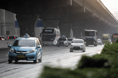 Sejumlah kendaraan melintasi ruas tol Jakarta-Cikampek di KM 19, Jumat (29/4/2022).