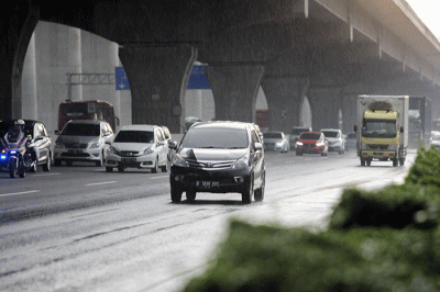 Sejumlah kendaraan melintasi ruas tol Jakarta-Cikampek di KM 19, Jumat (29/4/2022).