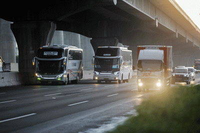 Sejumlah kendaraan melintasi ruas tol Jakarta-Cikampek di KM 19, Jumat (29/4/2022).