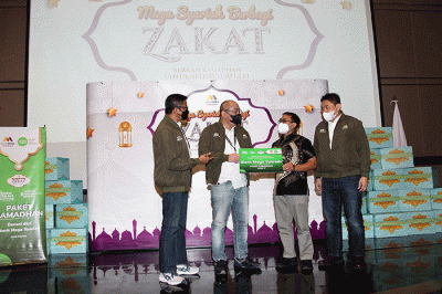 Penyerahan zakat kepada perwakilan warga saat acara Mega Syariah Berbagi Zakat 2022 di Jakarta, Rabu (27/4/2022).