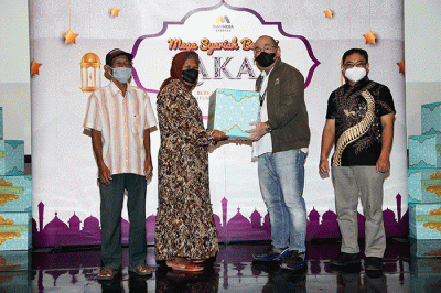 Penyerahan zakat kepada perwakilan warga saat acara Mega Syariah Berbagi Zakat 2022 di Jakarta, Rabu (27/4/2022).