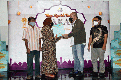Penyerahan zakat kepada perwakilan warga saat acara Mega Syariah Berbagi Zakat 2022 di Jakarta, Rabu (27/4/2022).