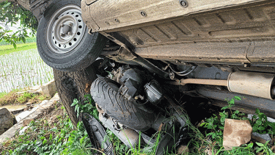 Sebuah mobil menabrak sepeda motor di Jalur Pantura, Karawang, Jawa Barat, Jumat (29/4/2022).