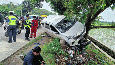Sebuah mobil menabrak sepeda motor di Jalur Pantura, Karawang, Jawa Barat, Jumat (29/4/2022).