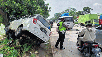 Sebuah mobil menabrak sepeda motor di Jalur Pantura, Karawang, Jawa Barat, Jumat (29/4/2022).