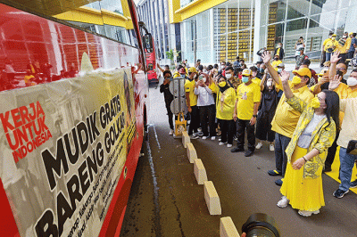 Menteri Koordinator Bidang Perekonomian yang juga Ketua Umum DPP Partai Golkar Airlangga Hartarto melepas program Mudik Gratis Partai Golkar.