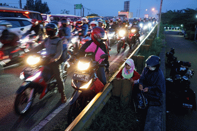 Pemudik sepeda motor melintas di kawasan Simpang Jomin, Kabupaten Karawang, Jawa Barat, Jumat (29/4/2022).
