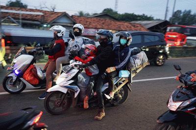 Pemudik sepeda motor melintas di kawasan Simpang Jomin, Kabupaten Karawang, Jawa Barat, Jumat (29/4/2022).