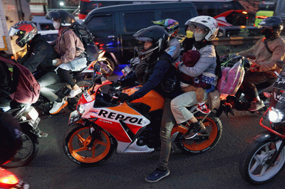 Pemudik sepeda motor melintas di kawasan Simpang Jomin, Kabupaten Karawang, Jawa Barat, Jumat (29/4/2022).