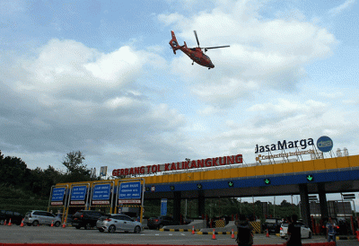 Arus kendaraan terpantau padat lancar saat penerapan one way di Gerbang Tol Kalikangkung Semarang, Jawa Tengah, Kamis (28/4/2022) sore.
