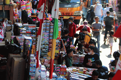 Aktivitas Pedagang Petasan dan kembang api di kawasan Jalan Pasar Asemka Jakarta, Kamis (28/4/2022).