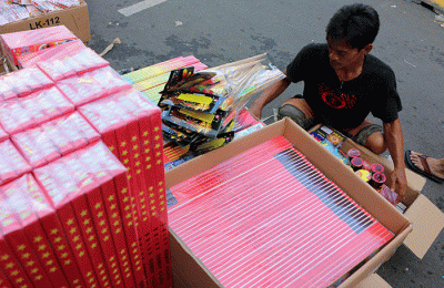 Aktivitas Pedagang Petasan dan kembang api di kawasan Jalan Pasar Asemka Jakarta, Kamis (28/4/2022).