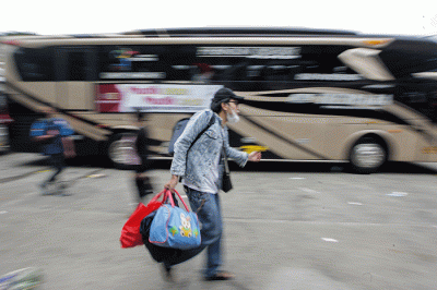 Sejumlah pemudik menunggu keberangkatan bus dalam program mudik gratis Kementerian Perhubungan di Terminal Kampung Rambutan, Jakarta, Jumat (29/4/2022).