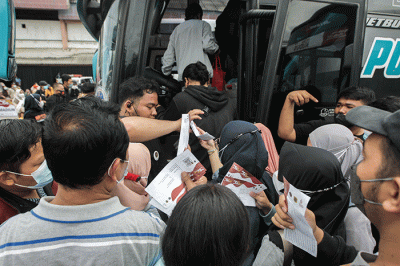 Sejumlah pemudik menunggu keberangkatan bus dalam program mudik gratis Kementerian Perhubungan di Terminal Kampung Rambutan, Jakarta, Jumat (29/4/2022).