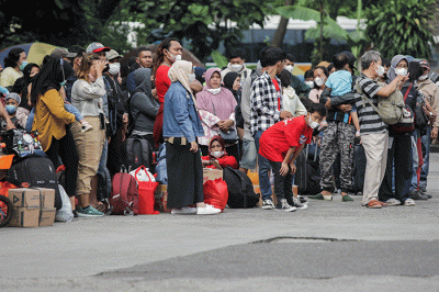 Sejumlah pemudik menunggu keberangkatan bus dalam program mudik gratis Kementerian Perhubungan di Terminal Kampung Rambutan, Jakarta, Jumat (29/4/2022).