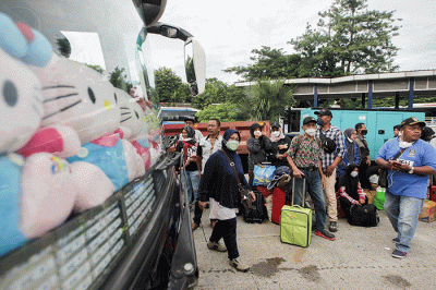 Sejumlah pemudik menunggu keberangkatan bus dalam program mudik gratis Kementerian Perhubungan di Terminal Kampung Rambutan, Jakarta, Jumat (29/4/2022).