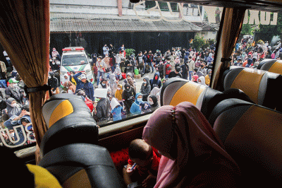 Sejumlah pemudik menunggu keberangkatan bus dalam program mudik gratis Kementerian Perhubungan di Terminal Kampung Rambutan, Jakarta, Jumat (29/4/2022).