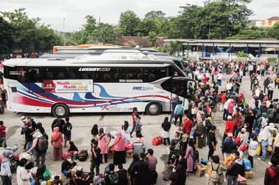 Sejumlah pemudik menunggu keberangkatan bus dalam program mudik gratis Kementerian Perhubungan di Terminal Kampung Rambutan, Jakarta, Jumat (29/4/2022).