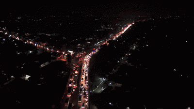 Kendaraan terjebak kemacetan di kawasan Simpang Jomin, Kabupaten Karawang, Jawa Barat, Jumat (29/4/2022).
