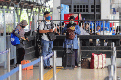 Pemudik menunggu kedatangan kereta api di Stasiun Kereta Api (KA) Pasar Senen, Jakarta Pueat, Jumat (29/4/2022).