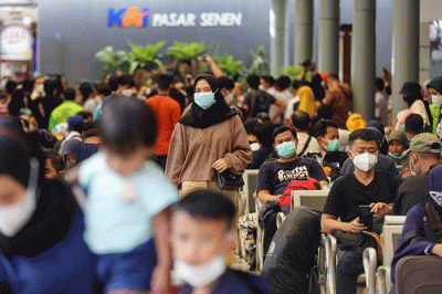 Pemudik menunggu kedatangan kereta api di Stasiun Kereta Api (KA) Pasar Senen, Jakarta Pueat, Jumat (29/4/2022).
