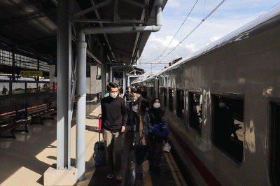 Pemudik menunggu kedatangan kereta api di Stasiun Kereta Api (KA) Pasar Senen, Jakarta Pueat, Jumat (29/4/2022).