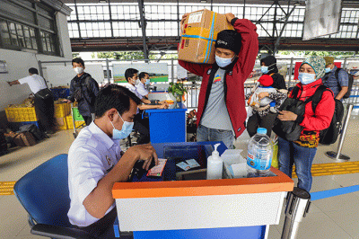 Pemudik menunggu kedatangan kereta api di Stasiun Kereta Api (KA) Pasar Senen, Jakarta Pueat, Jumat (29/4/2022).