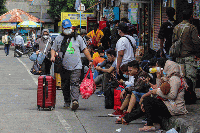 Pemudik menunggu kedatangan bus Antar Kota Antar Provinsi (AKAP) di Terminal Grogol, Jakarta Barat, Jumat (29/4/2022).