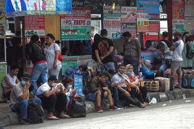 Pemudik menunggu kedatangan bus Antar Kota Antar Provinsi (AKAP) di Terminal Grogol, Jakarta Barat, Jumat (29/4/2022).