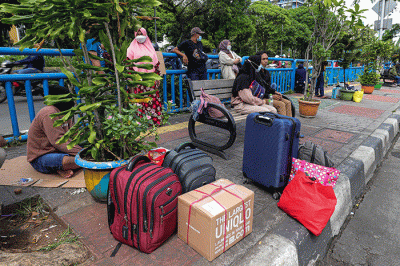 Pemudik menunggu kedatangan bus Antar Kota Antar Provinsi (AKAP) di Terminal Grogol, Jakarta Barat, Jumat (29/4/2022).