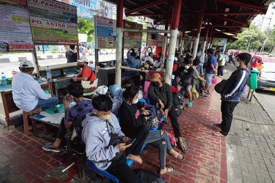 Pemudik menunggu kedatangan bus Antar Kota Antar Provinsi (AKAP) di Terminal Grogol, Jakarta Barat, Jumat (29/4/2022).