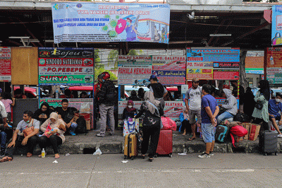 Pemudik menunggu kedatangan bus Antar Kota Antar Provinsi (AKAP) di Terminal Grogol, Jakarta Barat, Jumat (29/4/2022).