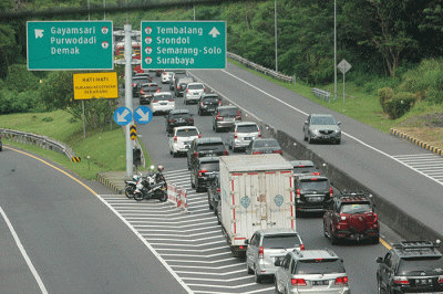 Kepadatan arus mudik terjadi di ruas tol Krapyak hingga Jatingaleh Semarang, Jawa Tengah, Jumat (29/4/2022).