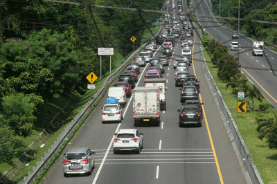 Kepadatan arus mudik terjadi di ruas tol Krapyak hingga Jatingaleh Semarang, Jawa Tengah, Jumat (29/4/2022).