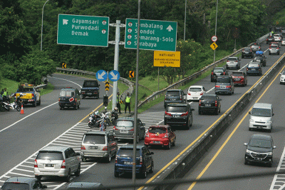 Kepadatan arus mudik terjadi di ruas tol Krapyak hingga Jatingaleh Semarang, Jawa Tengah, Jumat (29/4/2022).
