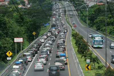 Kepadatan arus mudik terjadi di ruas tol Krapyak hingga Jatingaleh Semarang, Jawa Tengah, Jumat (29/4/2022).