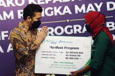 Penyerahan secara simbolis bantuan sembako kepada perwakilan serikat pekerja di kantor Pelindo Terminal Peti Kemas, Tanjung Perak Surabaya, Jawa Timur.