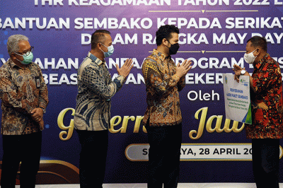 Penyerahan secara simbolis bantuan sembako kepada perwakilan serikat pekerja di kantor Pelindo Terminal Peti Kemas, Tanjung Perak Surabaya, Jawa Timur.