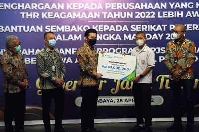 Penyerahan secara simbolis bantuan sembako kepada perwakilan serikat pekerja di kantor Pelindo Terminal Peti Kemas, Tanjung Perak Surabaya, Jawa Timur.