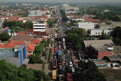 Ribuan kendaraan terjebak kemacetan di Jalan Raya Cikampek, Pantura, Jumat (29/4/2022).