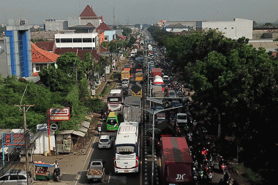 Ribuan kendaraan terjebak kemacetan di Jalan Raya Cikampek, Pantura, Jumat (29/4/2022).
