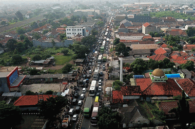 Ribuan kendaraan terjebak kemacetan di Jalan Raya Cikampek, Pantura, Jumat (29/4/2022).