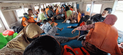 Suasana penyeberangan transportasi air tujuan kepulauan seribu di Pelabuhan Kaliadem, Muara Angke, Jakarta, Jumat (29/4/2022).