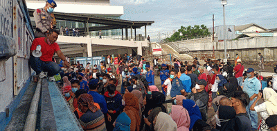 Suasana penyeberangan transportasi air tujuan kepulauan seribu di Pelabuhan Kaliadem, Muara Angke, Jakarta, Jumat (29/4/2022).